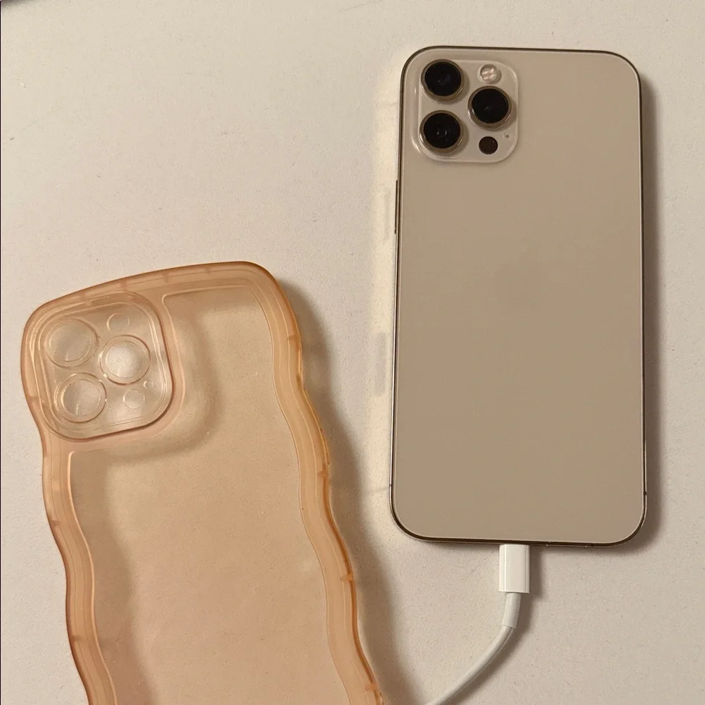 iPhone 12 Max Pro 256GB Gold - Picture 3 of 8